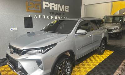 TOYOTA HILUX SW4 2025