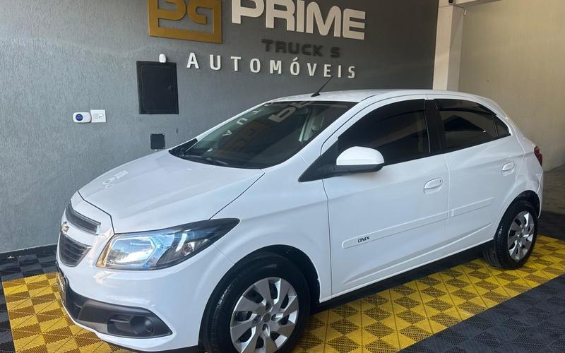 CHEVROLET ONIX 2014 — foto principal